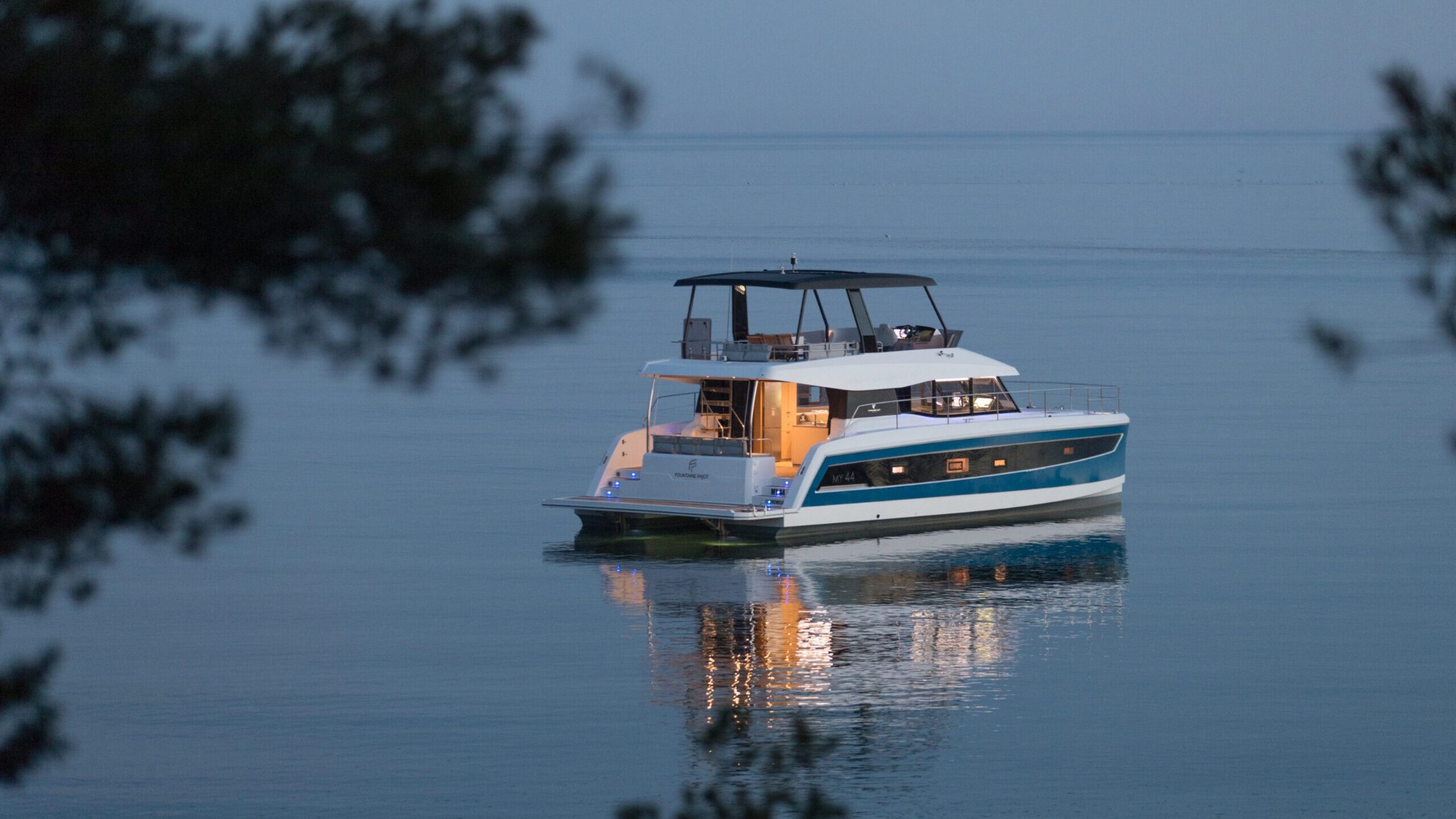 Fountaine Pajot MY44 катамаран в тихой лагуне на закате с тёплым внутренним светом